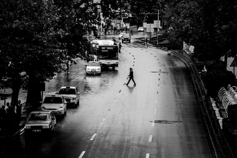 Fotografia uliczna: Jak uchwycić niepowtarzalny klimat miejskich przestrzeni?