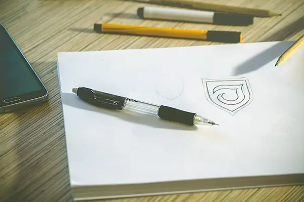 Jak biuro projektowe wycenia tworzenie unikalnego logotypu?