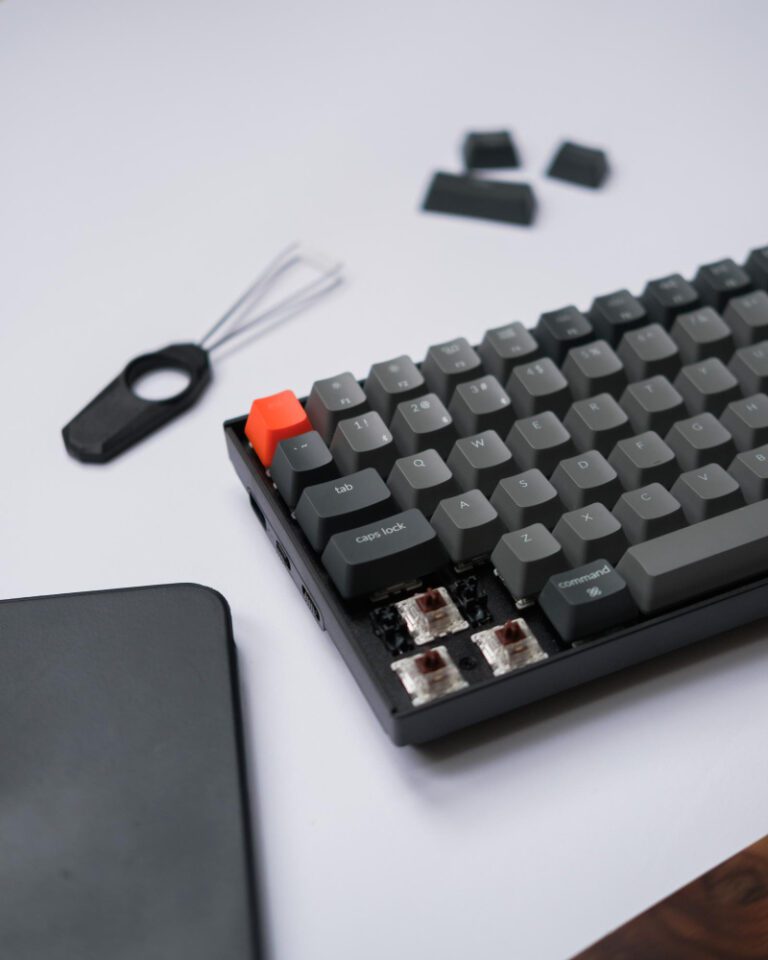 Porównanie materiałów keyboard keycaps – ABS, PBT czy POM?