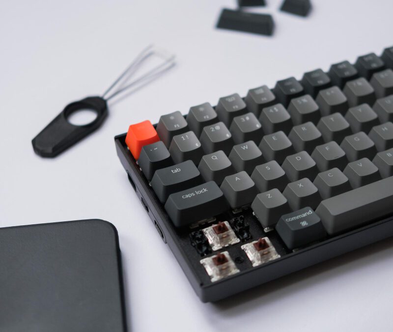 Porównanie materiałów keyboard keycaps – ABS, PBT czy POM?