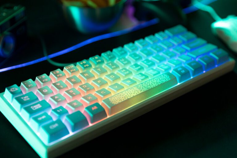 PBT vs. ABS – które keycaps lepiej pasują do Cherry MX?